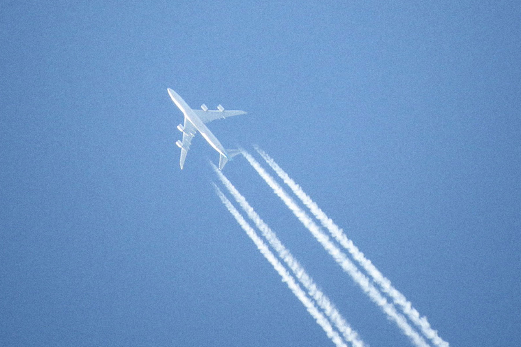 Lufthansa Boeing contrails